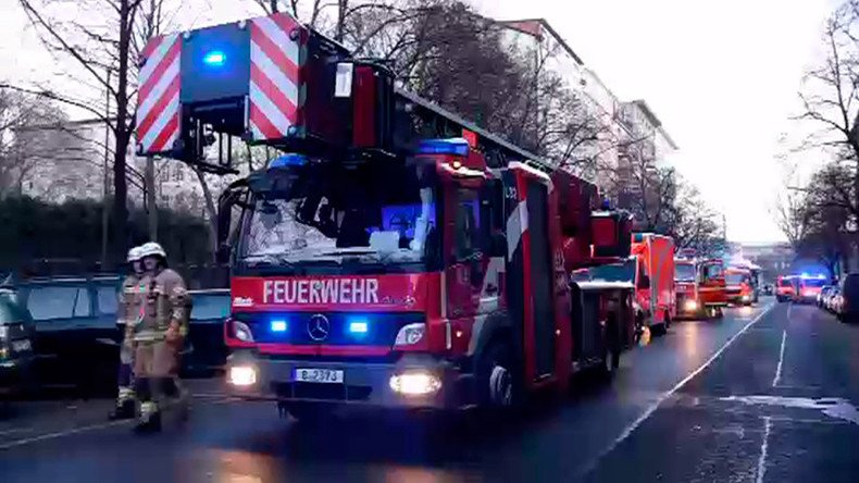 Fire breaks out in former school turned refugee center in Berlin (VIDEO)