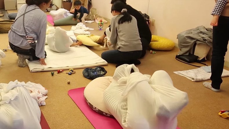 Like child in a womb: Stress-relieving adult wrapping fast becoming trend in Japan (VIDEO)