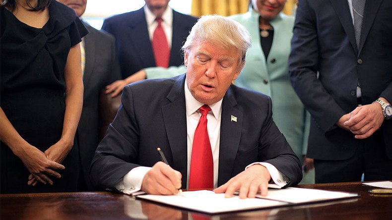 Trump signs executive order to block new government regulations