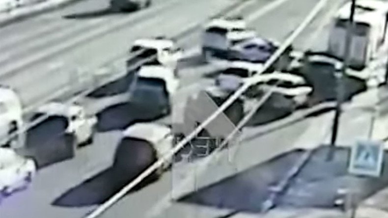 CCTV captures car chase on streets of Moscow (VIDEO)