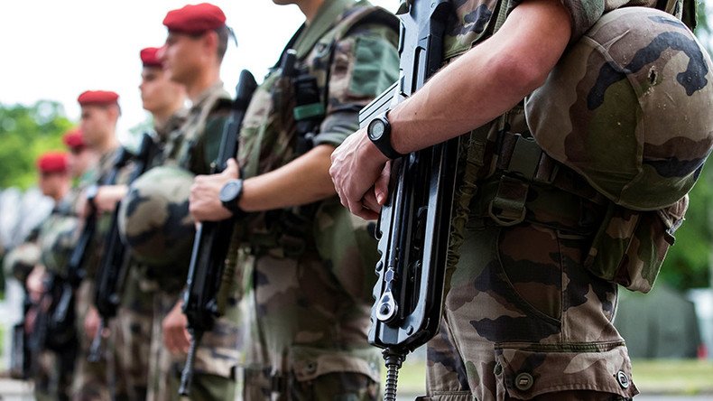 French soldiers robbed of assault rifles & ammo in McDonald’s parking lot