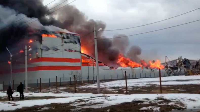 Fire razes furniture warehouse in southern Russia (VIDEOS)