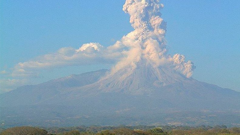 Epic explosion: Mexican volcano spews ash 4 km high in latest eruption (VIDEOS, PHOTOS)