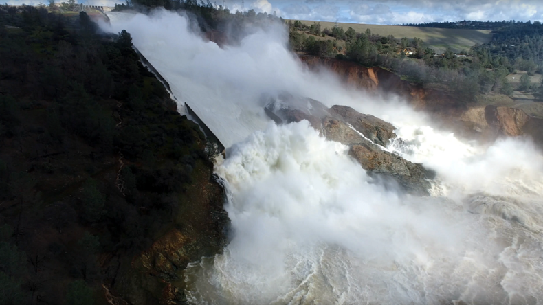 California tallest dam spillway damaged, tens of thousands evacuate 