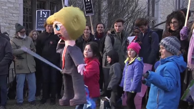 ‘Tear him apart!’ Kids thrash Trump piñata during Chicago protest (VIDEO)