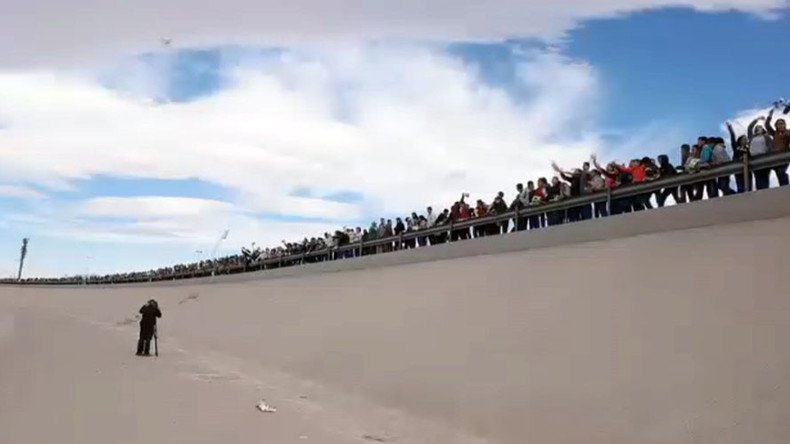 Mexicans build ‘human wall’ in defiance of Trump's hostile rhetoric (VIDEO)