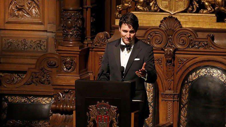 Tuxedoed Trudeau gives ironic but inspiring speech at elite banquet
