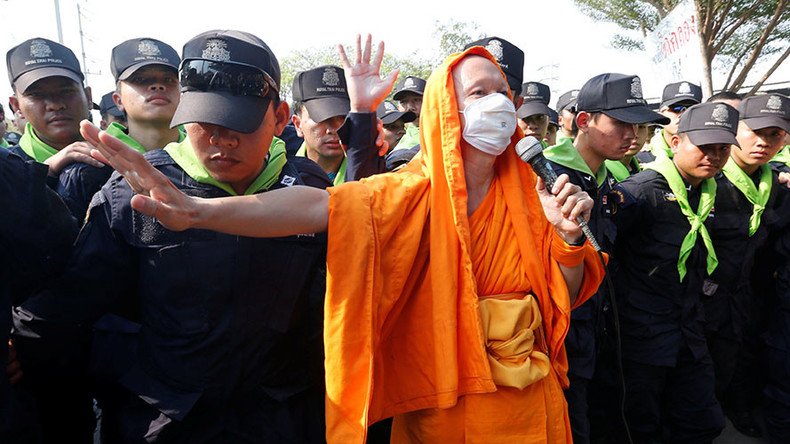 Hundreds of Buddhist monks in violent standoff with Thai police (VIDEO)