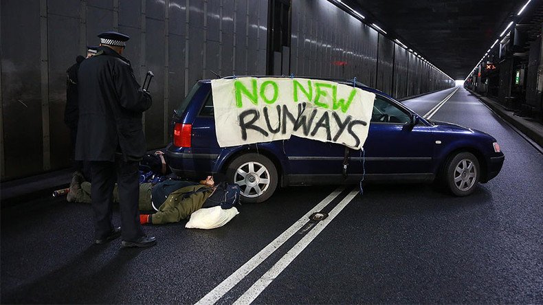 Climate change protesters block major Heathrow Airport tunnel (VIDEO)