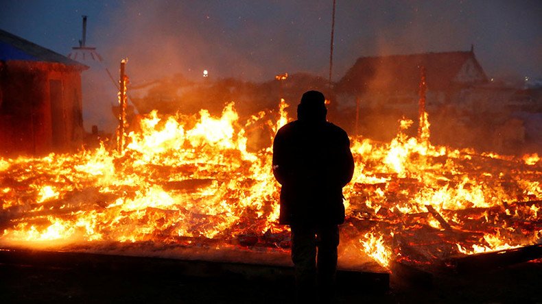 DAPL protesters set tents ablaze ahead of camp evacuation deadline (VIDEOS)
