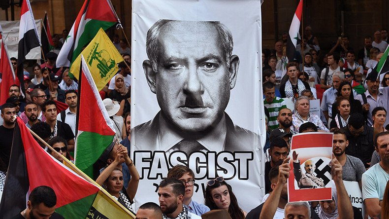 Netanyahu depicted as Hitler by Sydney protesters during historic Australia trip (PHOTOS)
