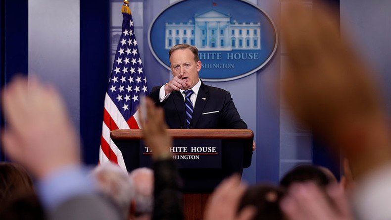 Spicer grills staffers on leaks, orders phone search & bans encryption apps – report