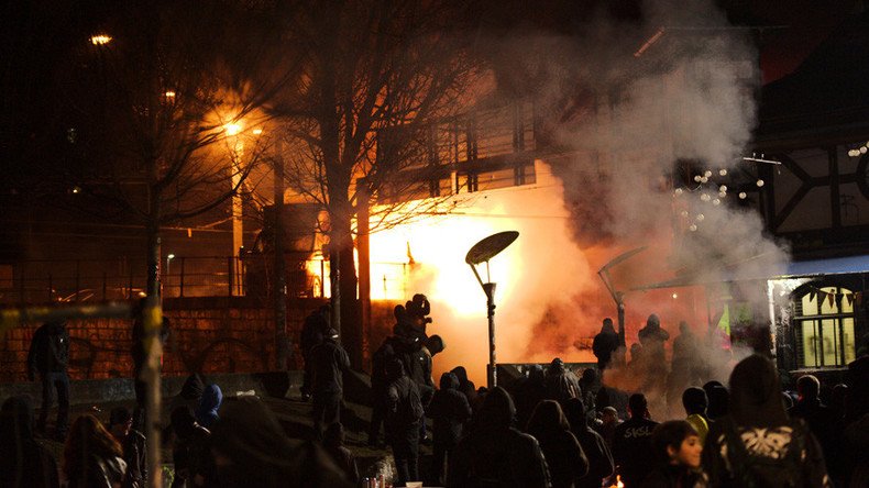 Teargas & water cannons: Police clash with activists protesting squatters eviction in Swiss city
