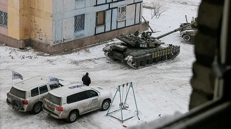 BBC reporter films Kiev tanks in residential area on E. Ukraine frontline (VIDEO)