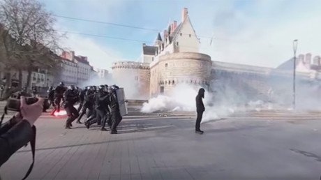 Tear gas, clashes in 360: Anti-Le Pen protest in Nantes in dramatic panorama footage