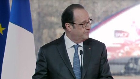 Police officer accidentally fires weapon at President Hollande speech, 2 injured (VIDEO)
