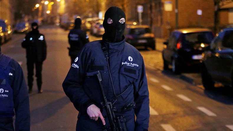 Brussels bomb disposal team intercepts car with gas canisters, arrests suspect – reports