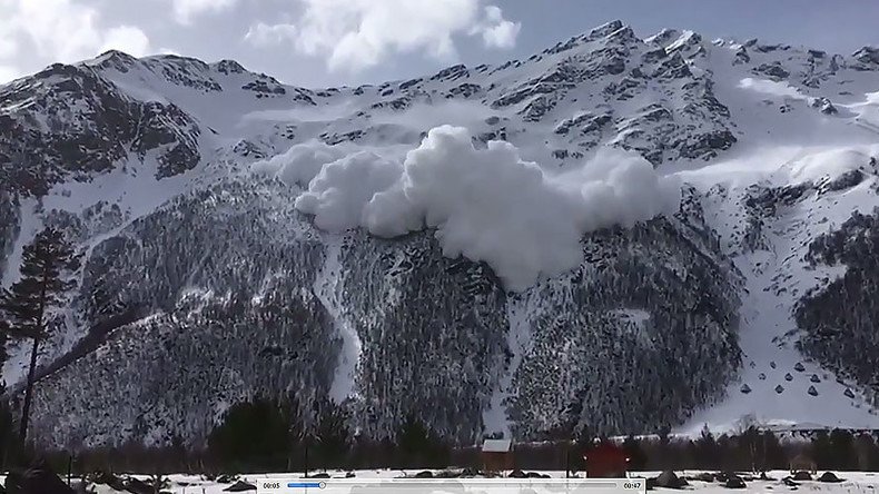 Avalanche that killed 6 at Russian ski resort caught on camera (VIDEOS)