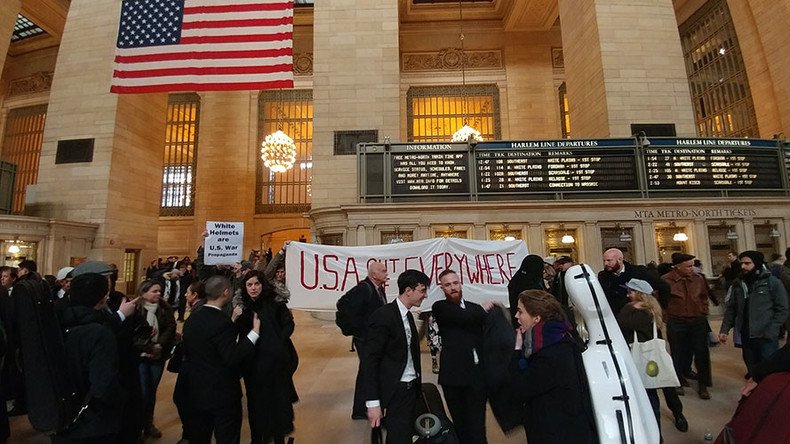 Anti-Syrian-war protest disrupts White Helmets pop-up music tribute (VIDEO)