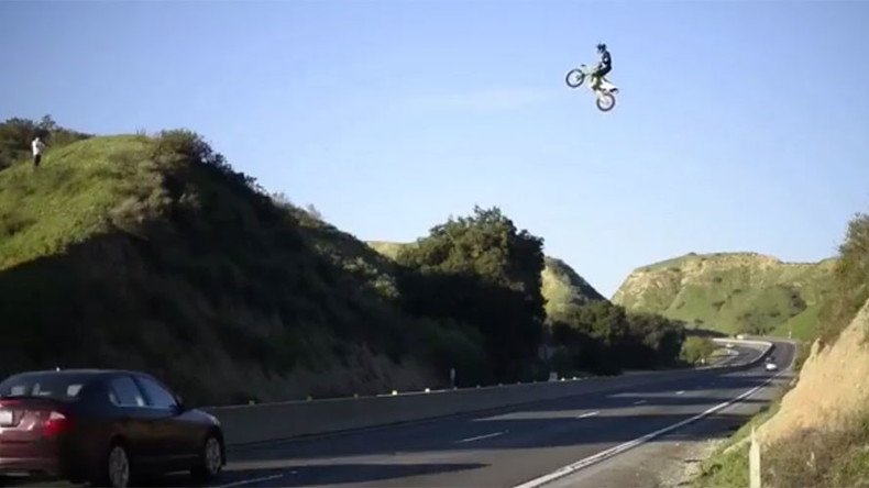 Dangerous dirt bike stunt sparks investigation in California (VIDEO)