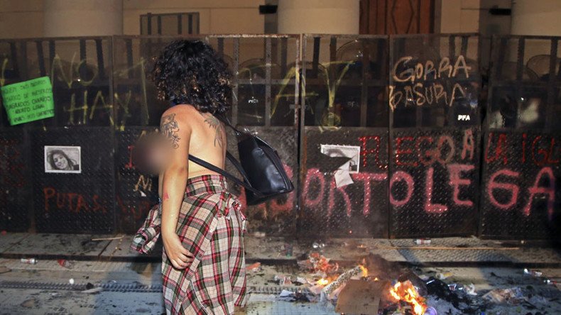 Masked feminist protesters clash with man ‘defending’ Catholic cathedral in Buenos Aires (VIDEOS)