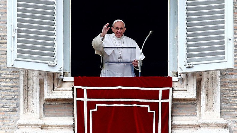 Pope signals support for married priests