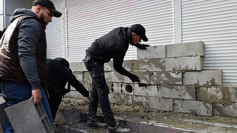 Radicals brick up Russian bank branch in central Kiev (VIDEO)