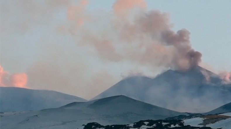 Violent Mt Etna eruption injures BBC crew  (VIDEO, PHOTOS)
