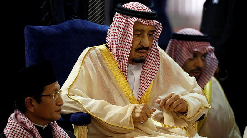 Saudi king lavishes golden sabre & Rolex watches on Indonesian officials (VIDEO)