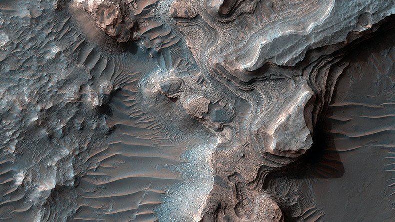 NASA unveils incredible high-def image of layered Martian crater (PHOTO)