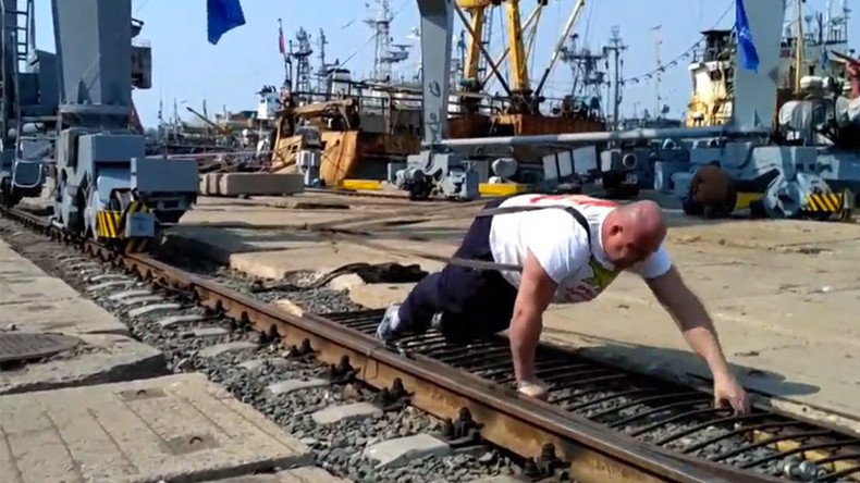 Russian strongman moves 312-ton port crane to mark 3rd Crimea reunion anniversary (VIDEO)