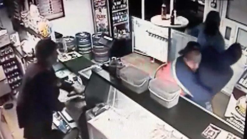 Russian beer lover fights off gun-toting thug to drink in peace (VIDEO)
