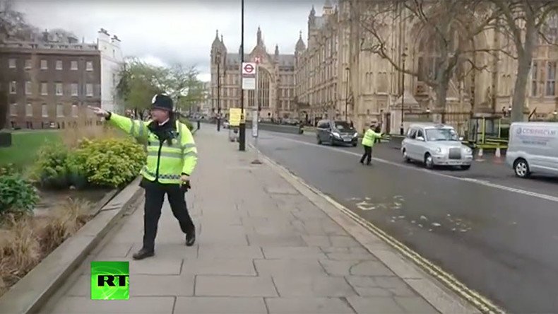‘Stay under cover!’: Police evacuation captured in dramatic footage after Westminster attack (VIDEO)