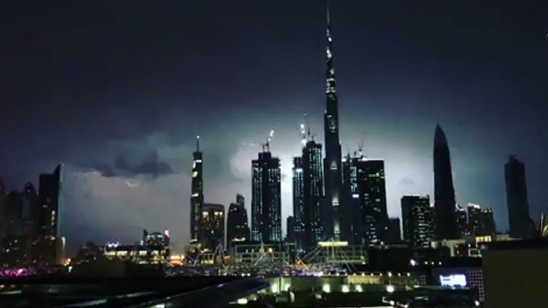 World’s tallest building struck by lightning during major storm (VIDEOS)