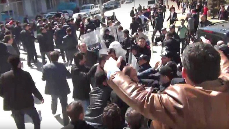 ‘An attack on democracy’: Mass brawl at opposition rally ahead of Turkey referendum (VIDEO)