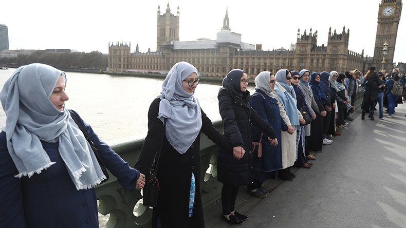 Women form human chain to honor victims of Westminster terrorist attack (PHOTOS, VIDEO)