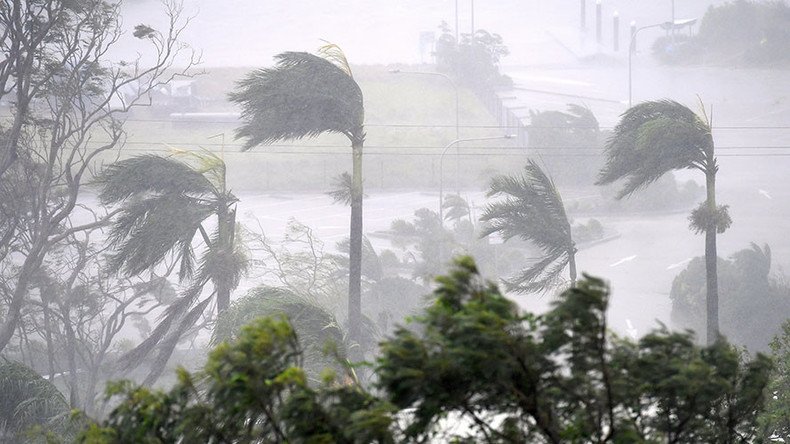 Monster cyclone rips off roofs & trees, forces mass evacuations in Australia (VIDEOS)