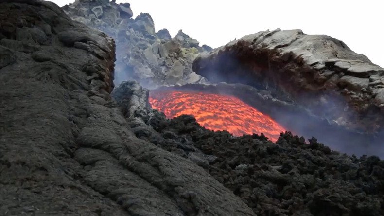 Rivers of lava flow onto slopes of Mount Etna after eruption (VIDEO)