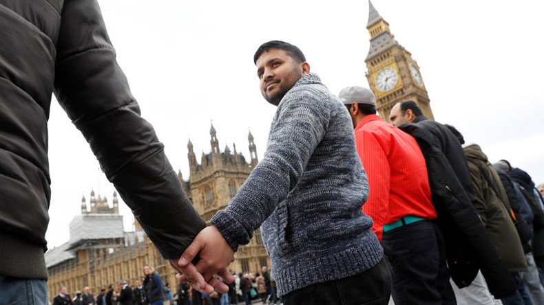 ‘Hand in hand’: Vigil held on Westminster Bridge for terrorist attack victims (VIDEO)