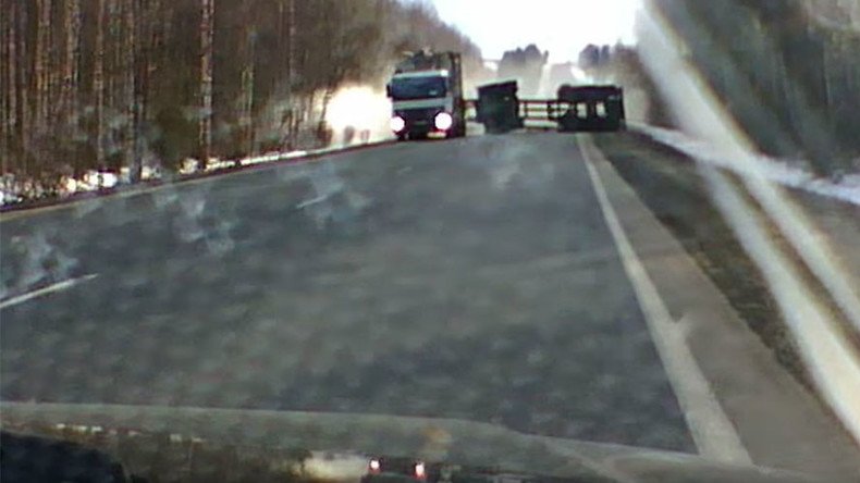Lumber-jackknife: Russian driver just avoids overturned timber truck trailer in heart-stopping video