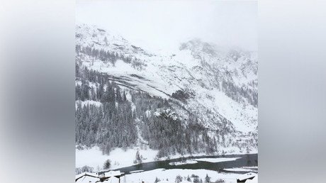 Heaviest snow in decades: Evacuations underway as 13,000 tourists trapped in Alps (PHOTOS) 