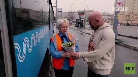 From Russia with Love: #MakeHerSmile campaign lavishes women across the globe with flowers (VIDEOS)