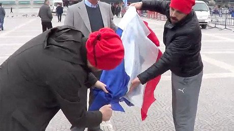 'False flag': Turkish protesters burn wrong tricolor in anti-Dutch government demo (VIDEO)