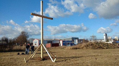 Activists in German town protest mosque construction with crosses (VIDEO, PHOTOS)