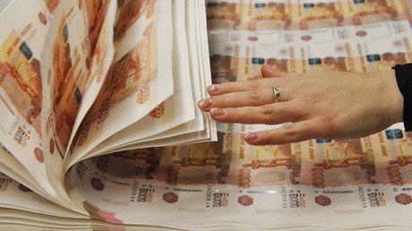 Foreign investors continue bankrolling Russian ruble despite oil slide & key rate cut
