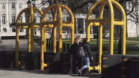 Bollards and barricades pop up in central London following Westminster attack (VIDEO)