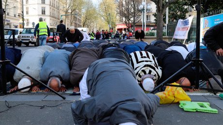 Muslims pray outside to protest mosque closure in Paris (PHOTOS, VIDEO)