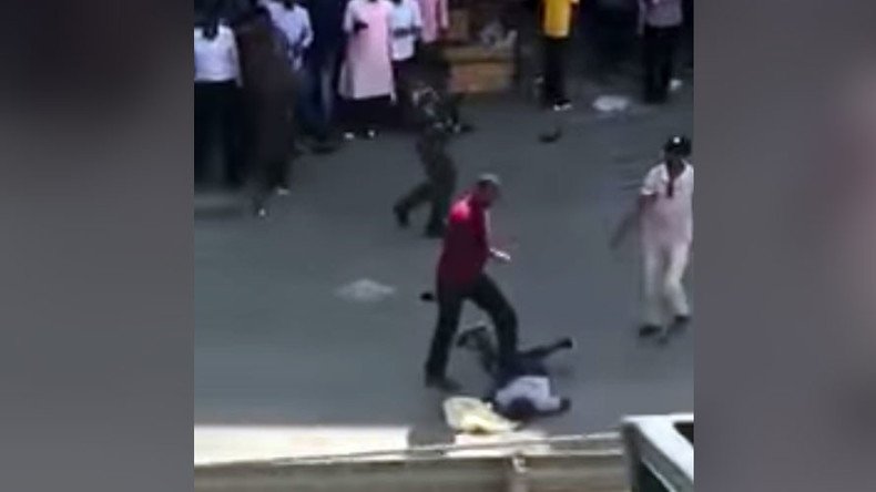 Police officer kills suspected gang member execution-style on Kenyan street (GRAPHIC VIDEOS)
