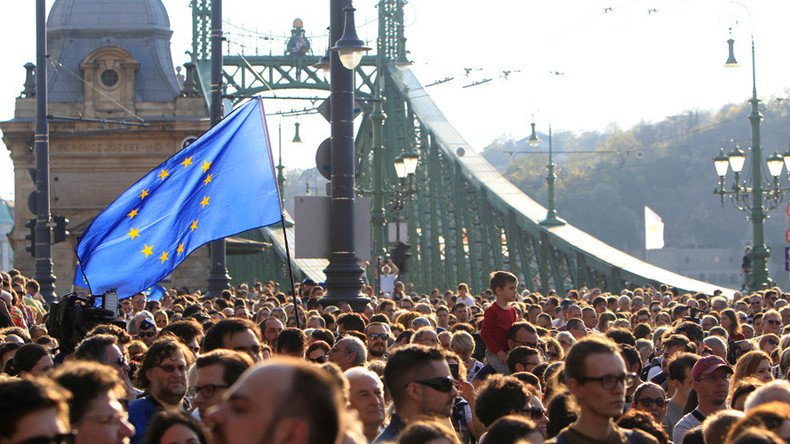 Crowds march to defend Soros funded university in Budapest (VIDEO, PHOTOS)