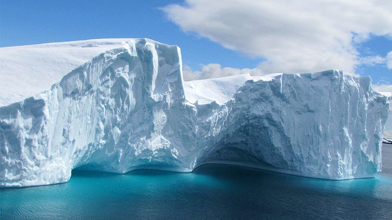 Huge fleet of 400+ icebergs invades North Atlantic shipping lanes